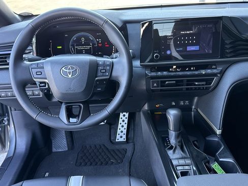 Used 2025 Toyota Camry SE image 7