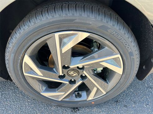 Certified 2025 Hyundai Elantra Limited image 19
