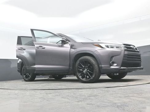 Used 2019 Toyota Highlander SE image 30