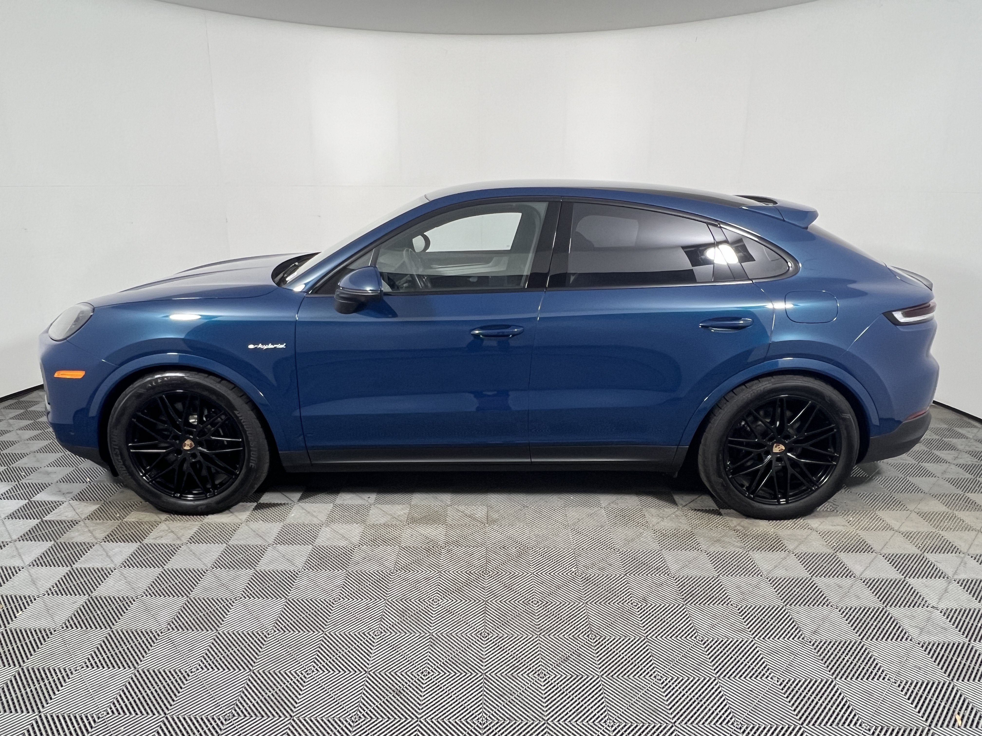 Used 2026 Porsche Cayenne E-Hybrid Coupe AWD/4WD image 2