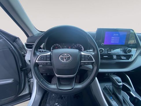 Used 2023 Toyota Highlander LE AWD/4WD image 7