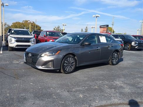 Used 2024 Nissan Altima 2.5 SV image 2