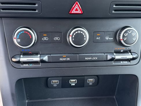 Used 2024 Kia Carnival LX image 17