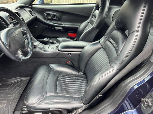 Used 2001 Chevrolet Corvette Coupe w/ Preferred Equipment Group1 image 14