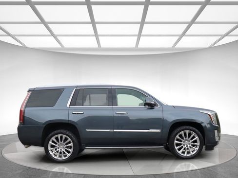 Used 2019 Cadillac Escalade Luxury AWD/4WD image 4