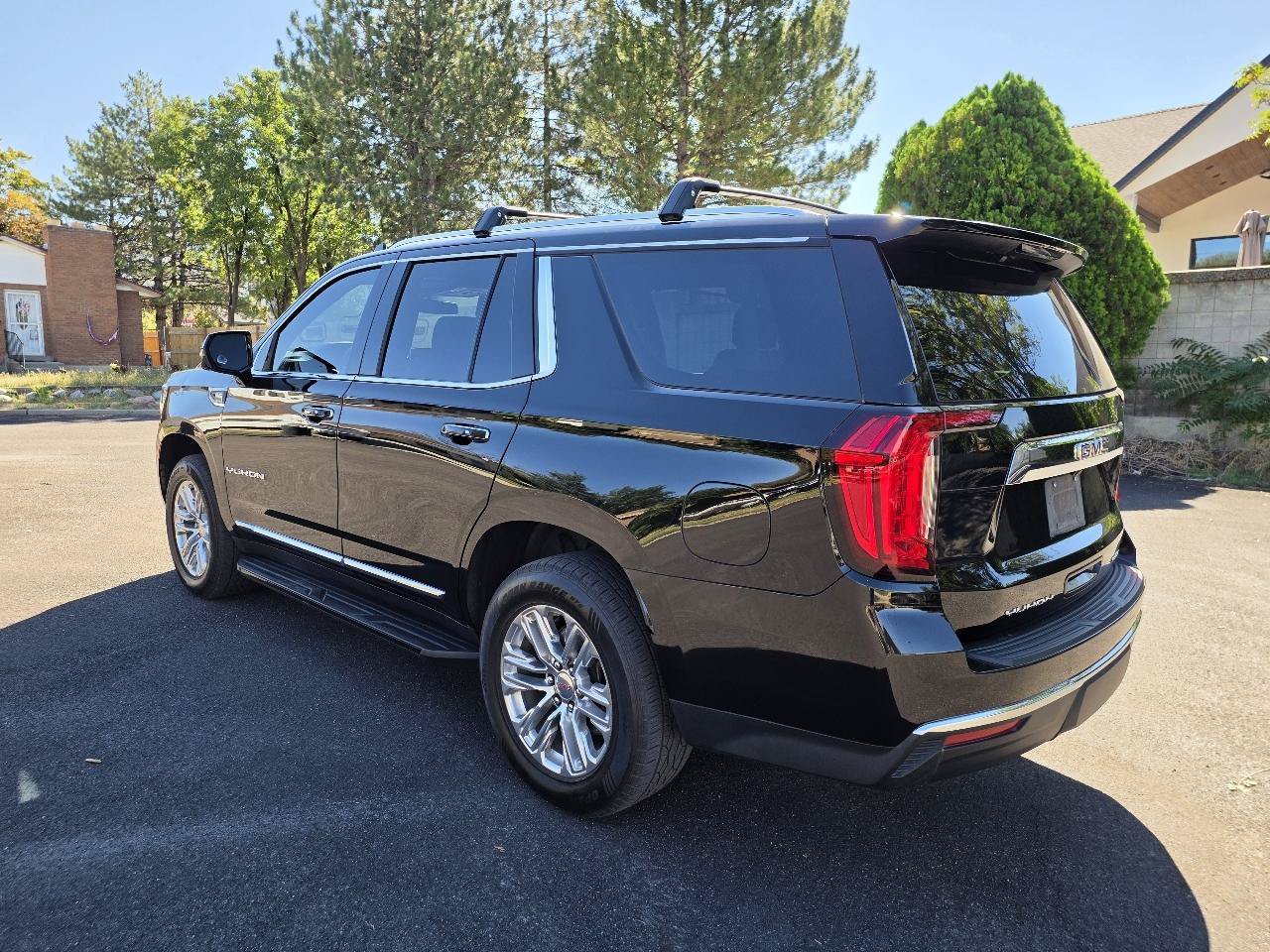 Used 2021 GMC Yukon SLT w/ SLT Luxury Plus Package AWD/4WD image 3