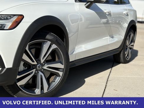 Certified 2025 Volvo V60 B5 Cross Country Plus image 9
