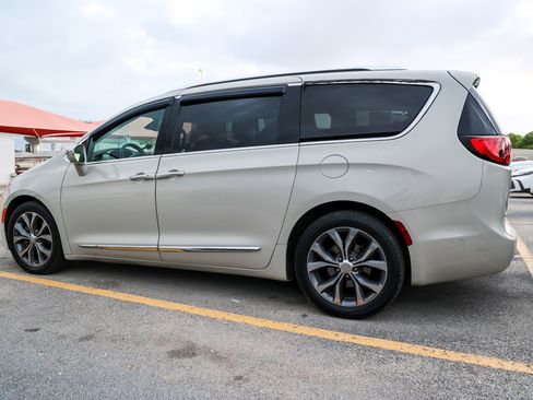Used 2017 Chrysler Pacifica Limited image 10