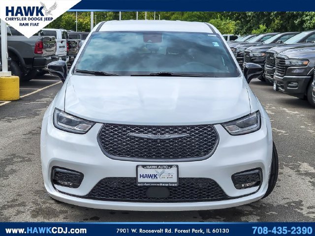 Used 2024 Chrysler Pacifica Limited FWD image 4
