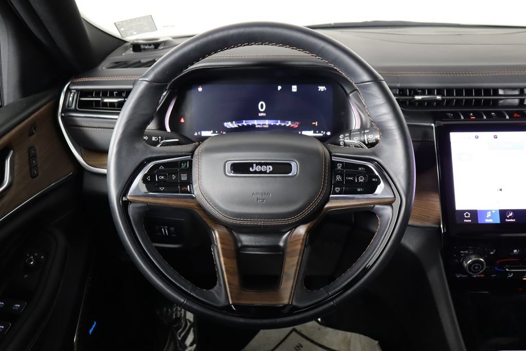Used 2025 Jeep Grand Cherokee Summit AWD/4WD image 7
