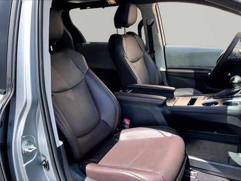 Certified 2023 Toyota Sienna Platinum FWD image 9