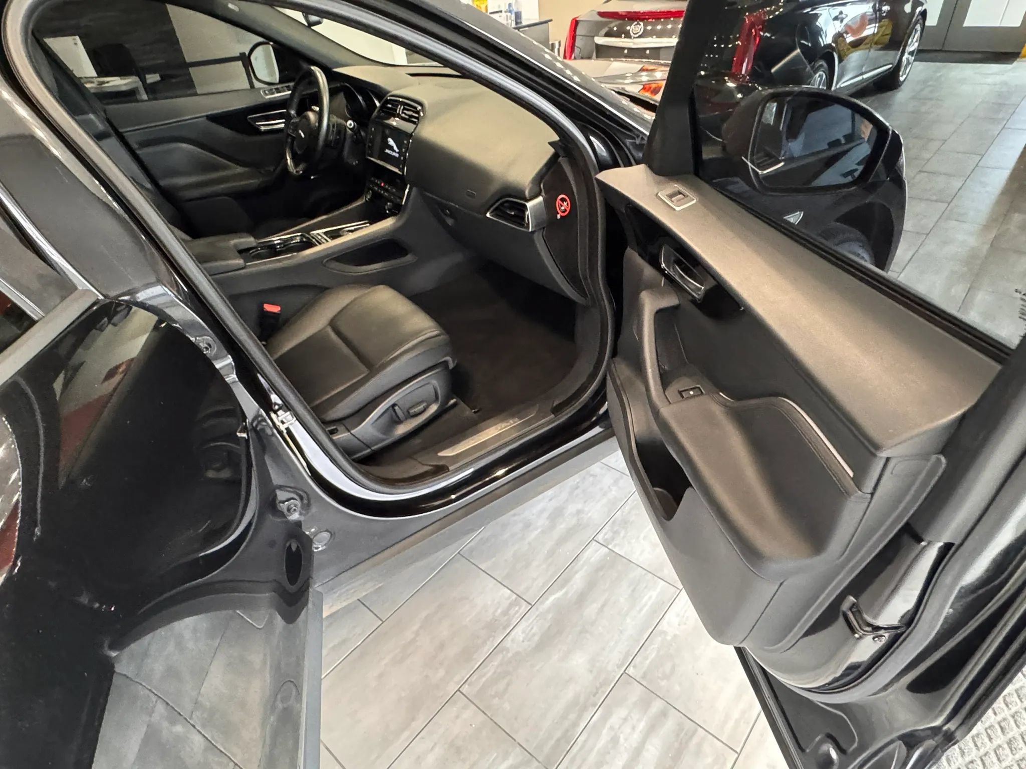 Used 2017 Jaguar F-PACE Premium AWD/4WD image 15