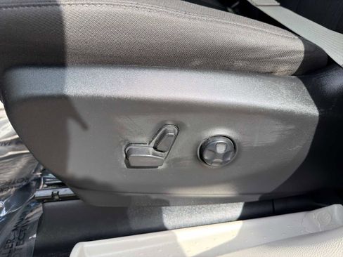 Used 2023 Chrysler Voyager LX FWD image 18