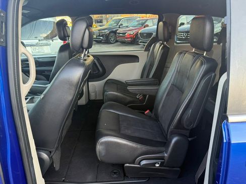 Used 2020 Dodge Grand Caravan SXT image 9