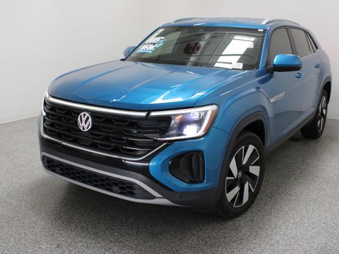 Used 2024 Volkswagen Atlas Cross Sport SE FWD image 2