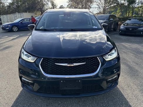 Used 2024 Chrysler Pacifica Touring-L image 6