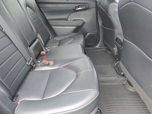 Used 2022 Toyota Highlander XLE image 14