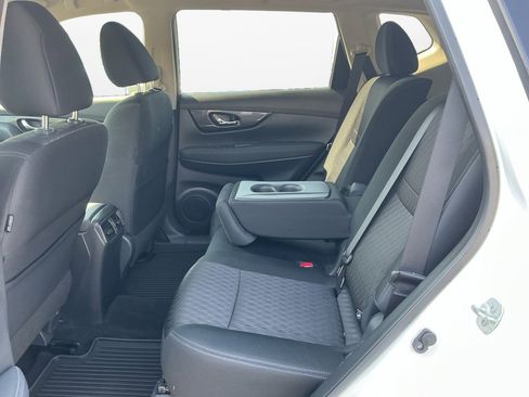 Used 2018 Nissan Rogue SV image 16