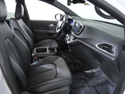 Used 2025 Chrysler Pacifica Select FWD image 12