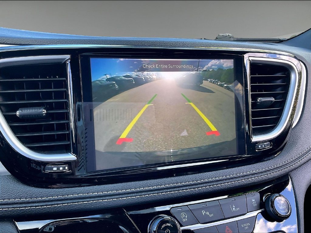 Used 2025 Chrysler Pacifica Limited FWD image 19