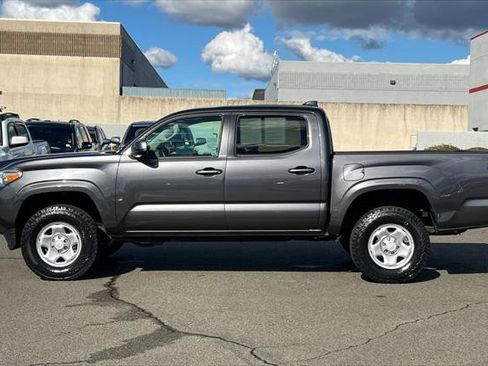 Certified 2022 Toyota Tacoma SR image 9