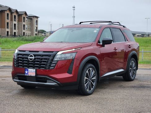 New 2026 Nissan Pathfinder Platinum FWD image 2