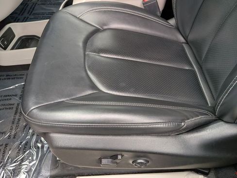 Used 2023 Chrysler Pacifica Touring-L FWD image 15
