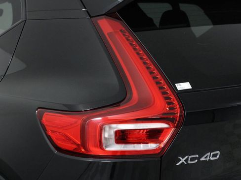 Used 2025 Volvo XC40 B5 Plus AWD/4WD image 18