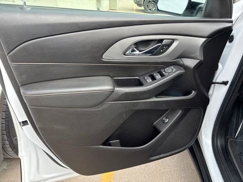 Used 2019 Chevrolet Traverse LT image 11