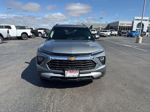 Used 2024 Chevrolet TrailBlazer LT w/ Convenience Package AWD/4WD image 2