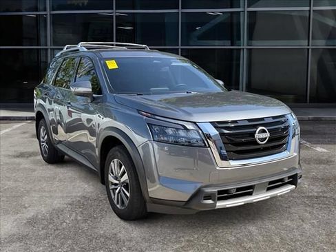 Used 2025 Nissan Pathfinder SL AWD/4WD image 2