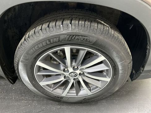 Used 2018 Toyota Highlander XLE w/ Carpet Mat Package (TMS) image 8