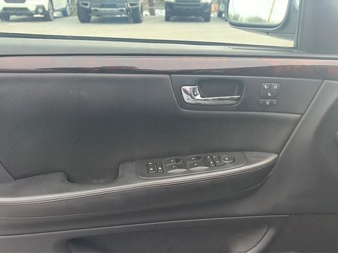 Used 2010 Cadillac DTS Premium image 36