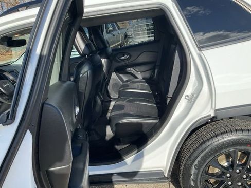 Used 2023 Jeep Cherokee Altitude Lux image 16