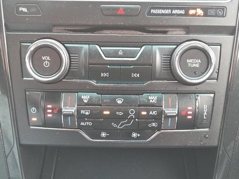 Used 2016 Ford Explorer XLT w/ Equipment Group 202A AWD/4WD image 33