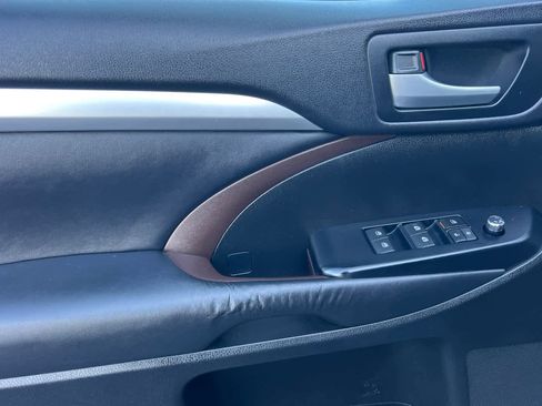 Used 2015 Toyota Highlander XLE image 12