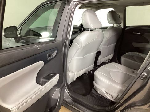 Used 2022 Toyota Highlander XLE AWD/4WD image 21