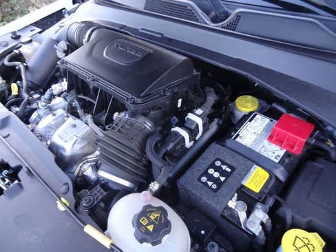Used 2025 Jeep Compass Trailhawk AWD/4WD image 35