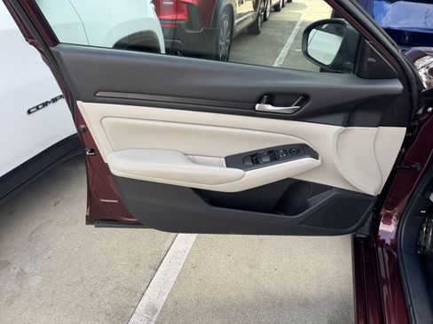 Used 2025 Nissan Altima 2.5 SV image 18