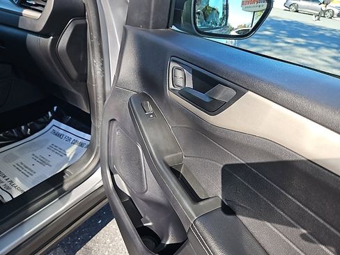 Used 2022 Ford Escape SE image 47