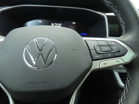 Certified 2025 Volkswagen Taos SE w/ Panoramic Sunroof Package image 12