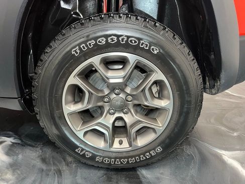 Used 2021 Jeep Cherokee Trailhawk image 22