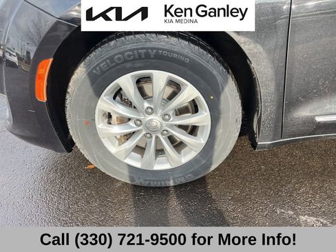 Used 2018 Chrysler Pacifica Touring-L w/ Premium Audio Group image 16