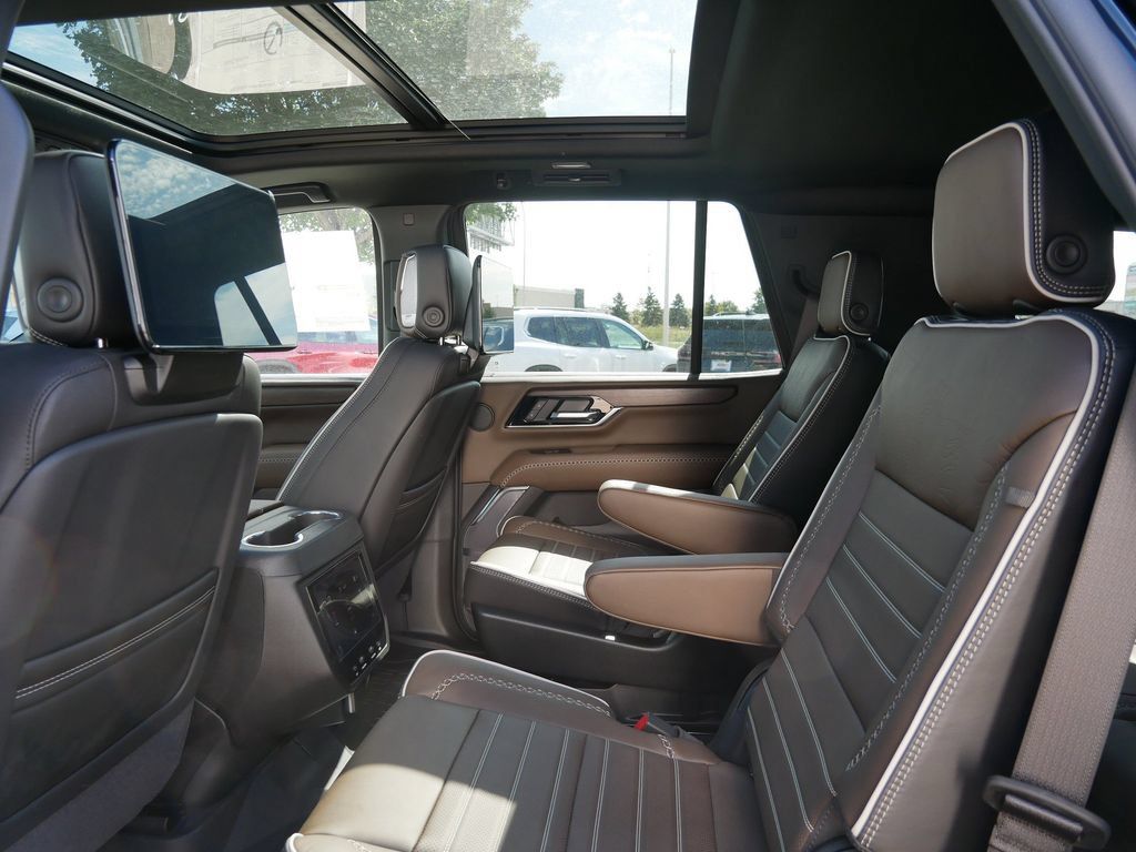 New 2026 GMC Yukon Denali Ultimate w/ LPO, Floor Liner Package AWD/4WD image 6