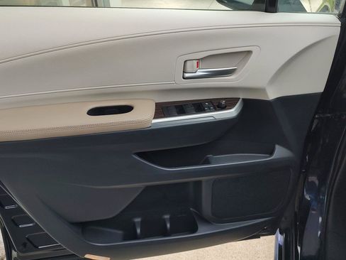 Used 2021 Toyota Sienna XLE image 18