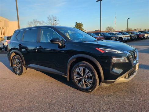 Used 2023 Nissan Rogue SV image 2
