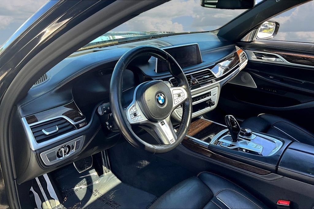 Used 2021 BMW 750i xDrive w/ Executive Package AWD/4WD image 17