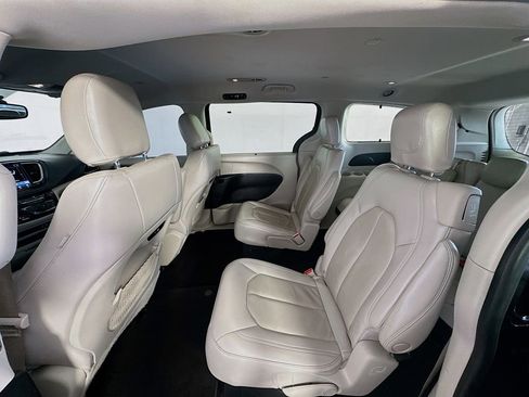 Used 2021 Chrysler Pacifica Touring-L image 23