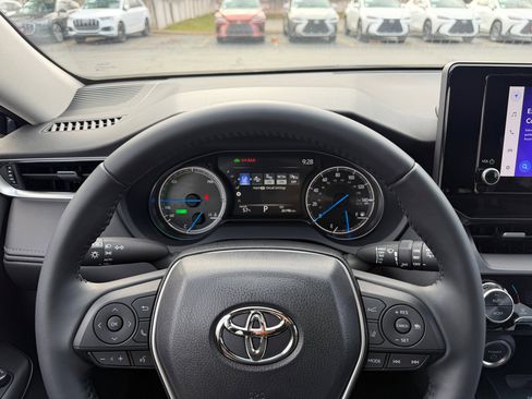 Used 2024 Toyota Venza LE image 7