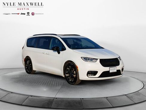 Used 2026 Chrysler Pacifica Limited w/ S Appearance Package FWD image 2